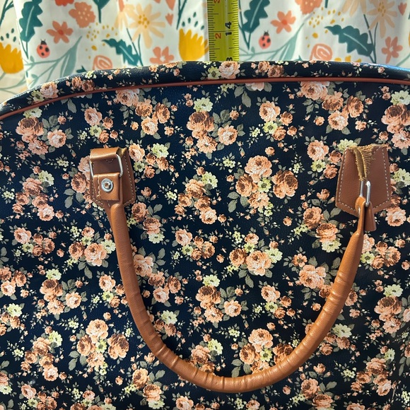 Large Floral Weekend Duffle Bag Black With Large Side Pocket Brown Handles - Picture 6 of 6